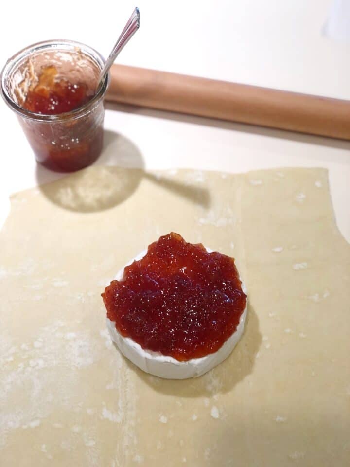 assembling brie en croute