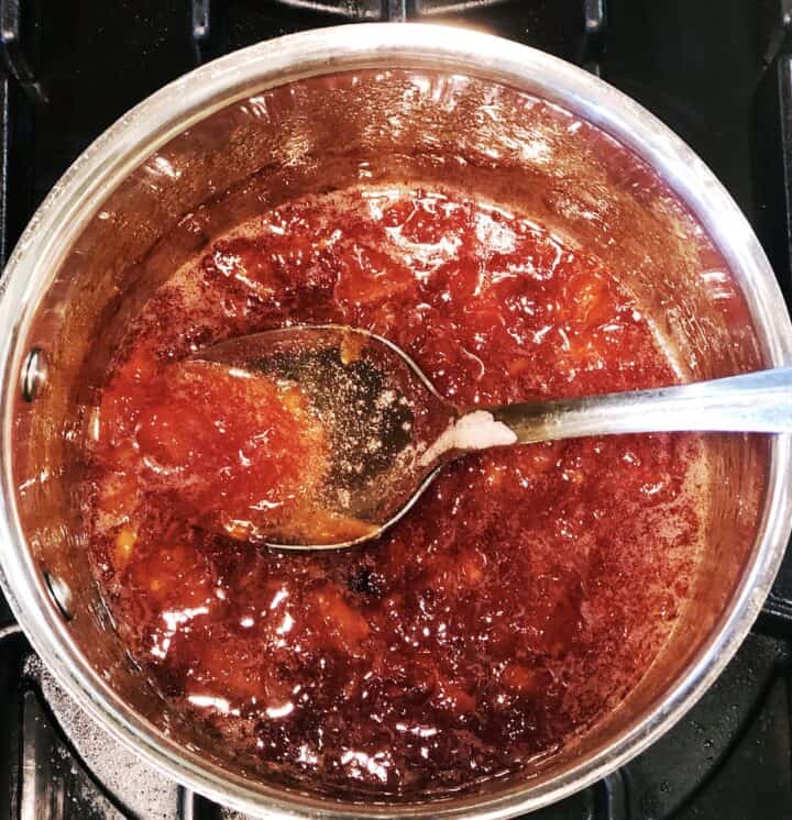 finished nectarine jam in pot