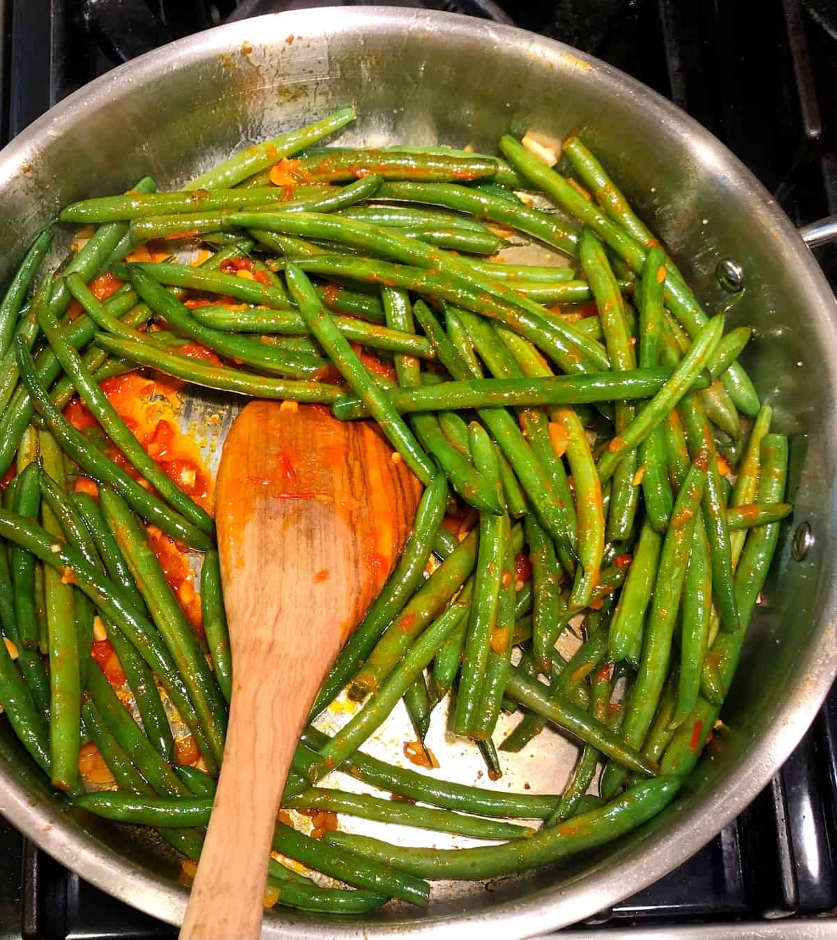 cooking harissa in green beans