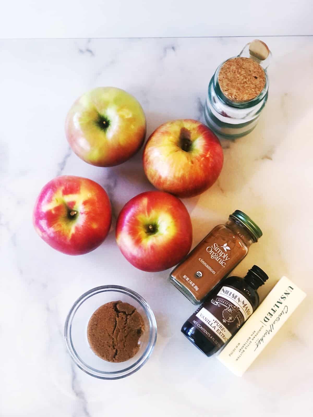 The ingredients for a homemade apple cider.